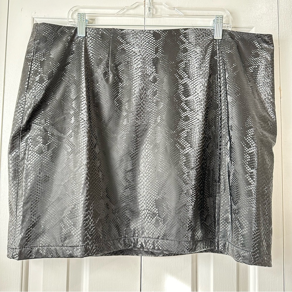 Juicy by Juicy Couture Black Snakeskin Stretch Mini Skirt 2X - Picture 2 of 10